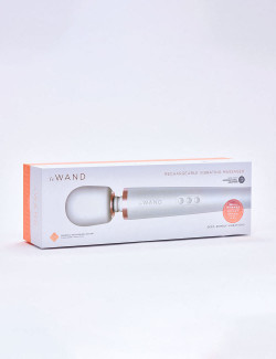 Le Wand Original Vibrator Pearl packaging