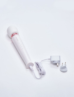 Le Wand Original Vibrator Pearl charger