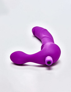 Vibrating Strapless silicone strap on Dildo Strap U Royal revolver detail