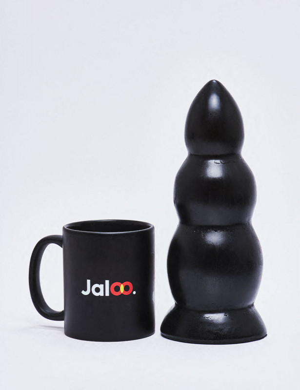 XL Dildo from All Black in 23cm compared to a mug XL Dildo from All Black in 23cm compared to a mug